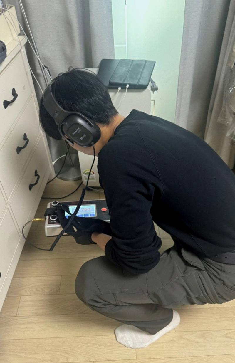 동대문 누수탐지 – 현장에 도착해 탐지 장비를 연결하는 기사